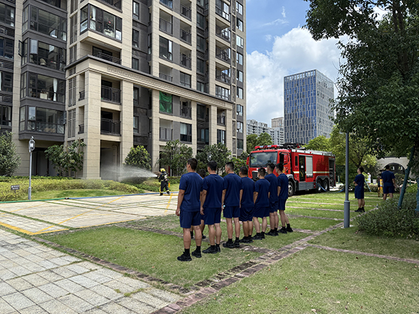 古龙房地产公司风华雅居项目配合消防大队开展实战演练.jpg